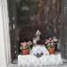 Al di sotto una statuetta in ceramica di San Pio circondata da vasetti con fiorellini rosa e bianchi  invece testimonianza di un culto tutto contemporaneo